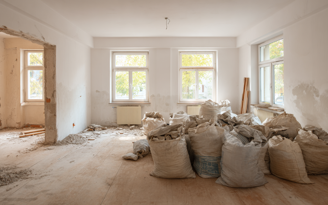 Sanierungsraum mit gefüllten Bauschuttsäcken während Renovierungsarbeiten.