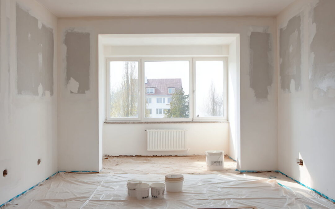 Renovierter Raum mit neu aufgetragenem Innenputz und vorbereiteten Wänden.